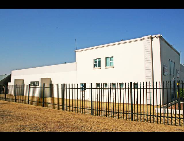 868M² BUILDING FOR SALE IN POMONA
